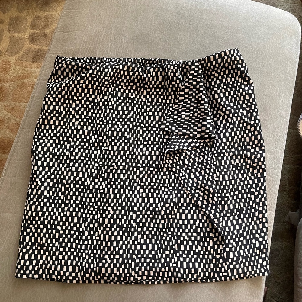 Vince Camuto Black and White Pencil Skirt Mini Length